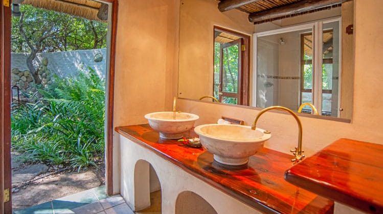 Kuname Lodge Bathroom