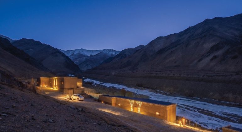 Rumbak Lodge At Night